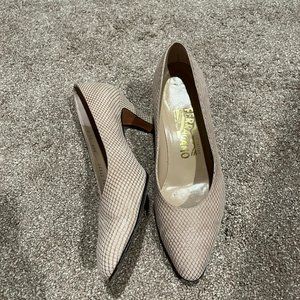 Salvatore Ferragamo Clarissa beige pebble suede 7.5 B